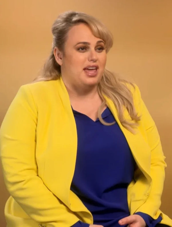Rebel Wilson en blazer jaune et haut bleu