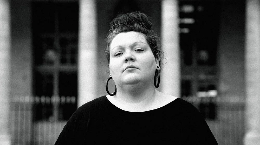 Mathilde, chanteuse ronde avec chignon sur la tête