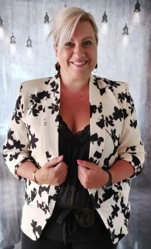 Laetitia en blazer blanc imprime noir