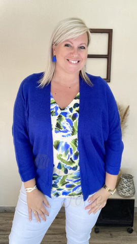 Cardigan doux et moderne dans une teinte bleu vibrant, parfait pour illuminer votre garde-robe. Blouse LOU verte