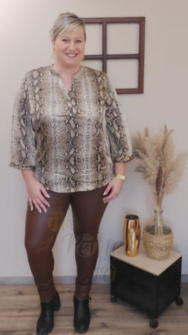 Blouse PYTON, imprimée serpent python, beige et marron avec pantalon effet cuir marron grande taille