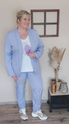 Ensemble SOLEIL lilas, composé d'un blazer et d'un pantalon lilas pastel grande taille avec t-shirt imprimé blanc