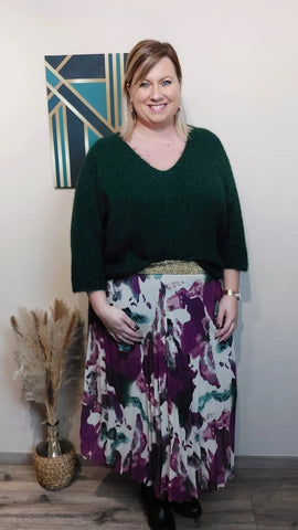 Look chic en jupe longue grande taille plissee motif artistique violet et vert, pull vert profond
