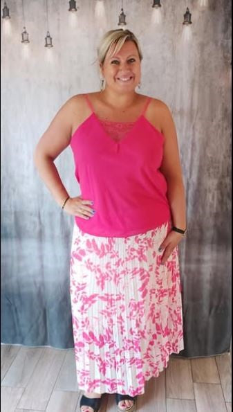 Look été en jupe grande taille plissee motif floral blanc et fuschia et debardeur fuschia