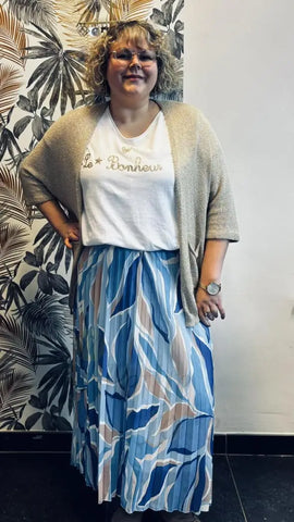 Jupe MYLYA bleu. Ensemble cardigan doré, t-shirt imprimé blanc, et jupe longue fluide bleu et beige grande taille