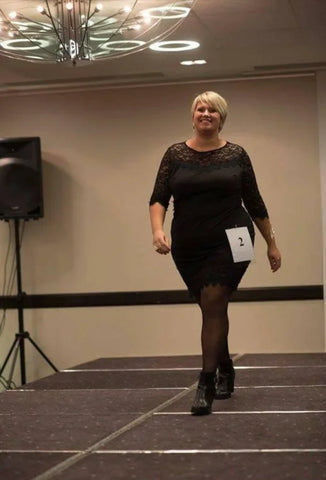 Une femme ronde ou curvy en train de défiler