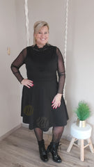Robe noire avec cou dentelles fleurs création By Laetitia