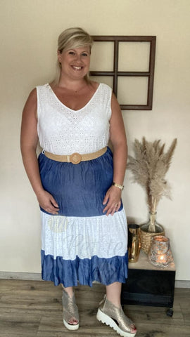 Robe JEANS, longue, blanche et bleue en dentelle ajourée avec ceinture beige, style grande taille