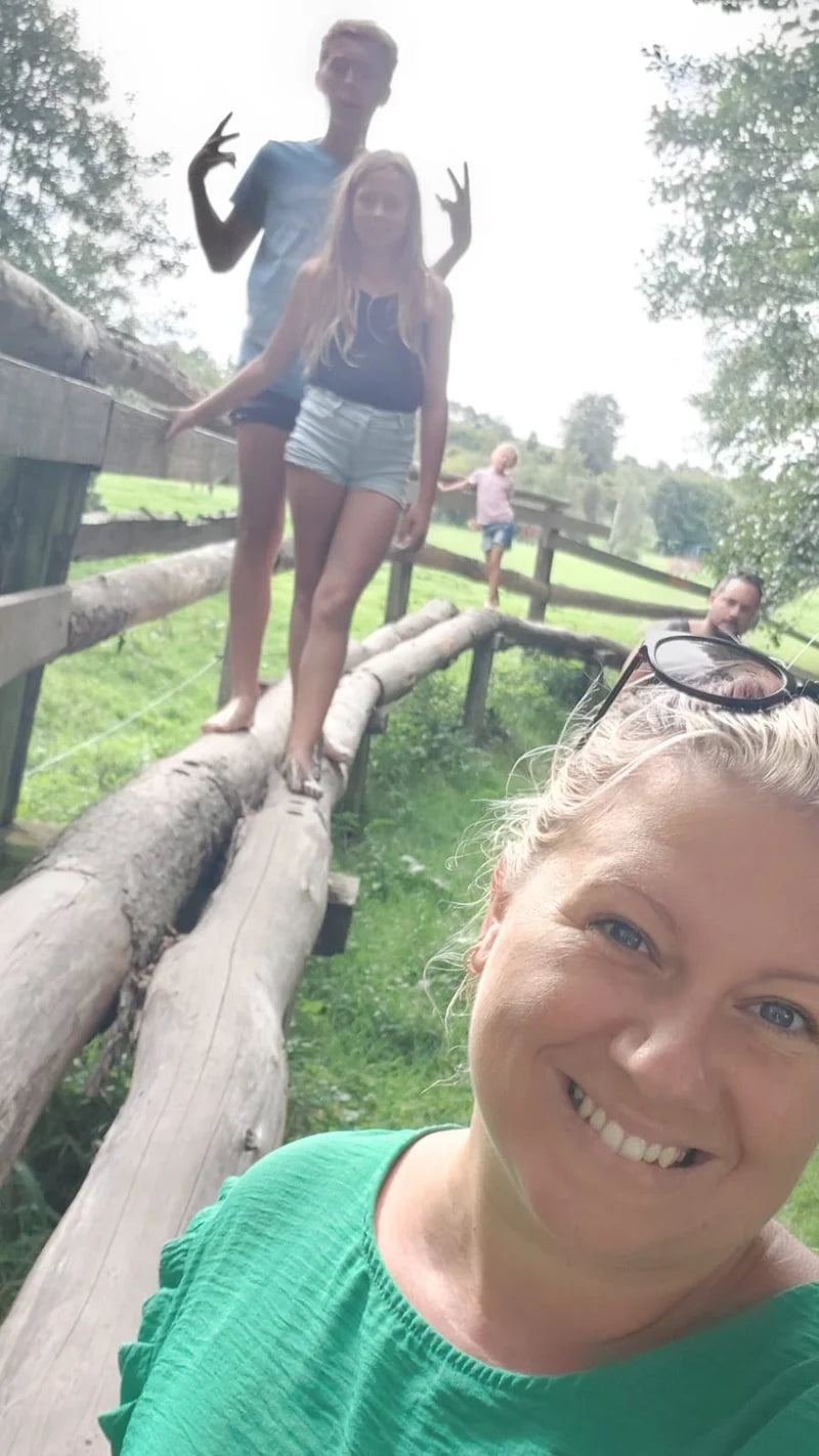 femme ronde dans la nature avec ses enfants