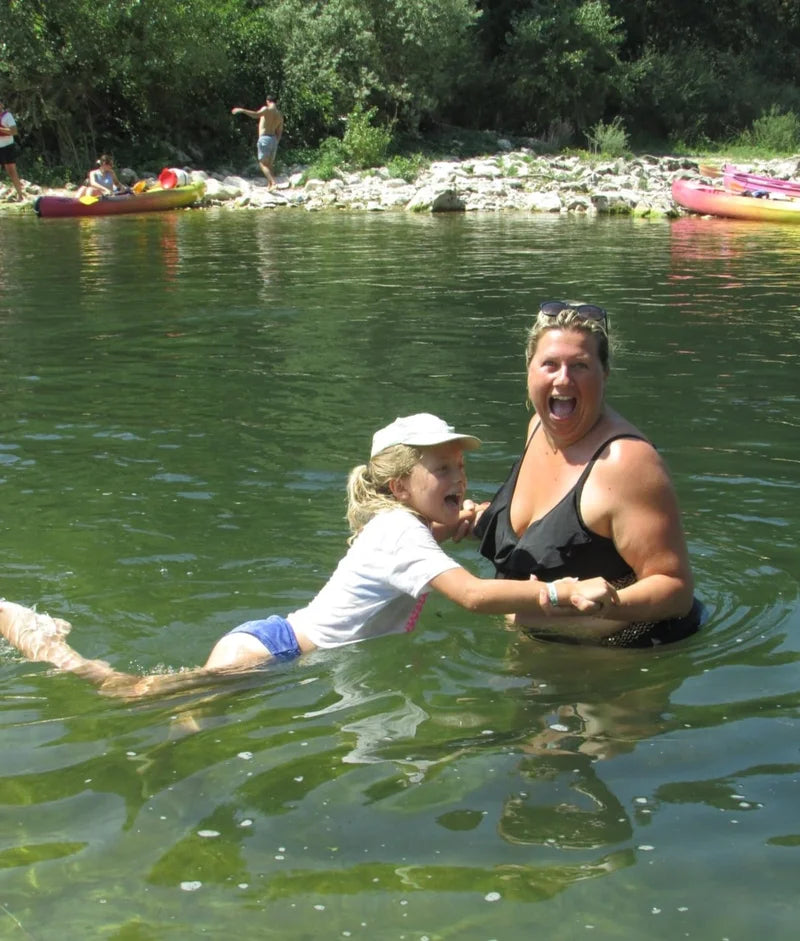 Laetitia et sa fille toutes heureuses dans l’eau