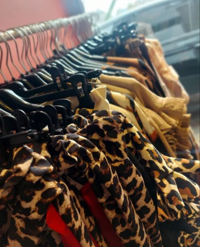 Des vêtements curvy imprime léopard accroches à un présentoir