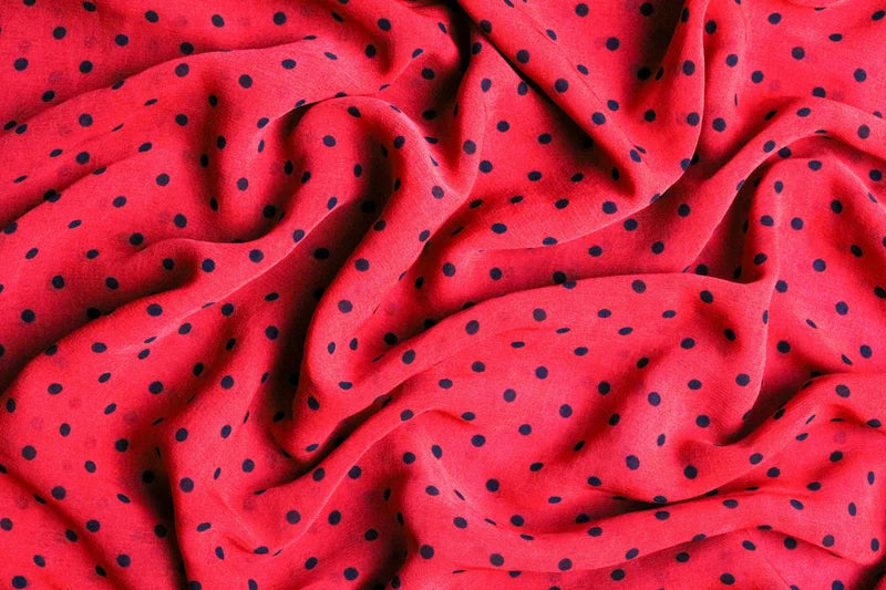 Tissu rouge à pois bleu marine